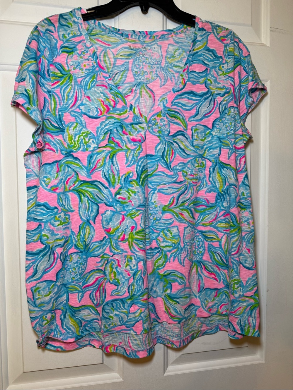 Lilly Pulitzer Etta V Neck Top LARGE ‘Pelican Pink Off The Scales’ Print Vibrant